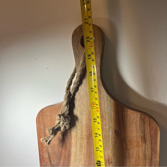 Floral Wooden Chacouterie or Cutting Board with Rope Handle. New - Picture 5 of 5
